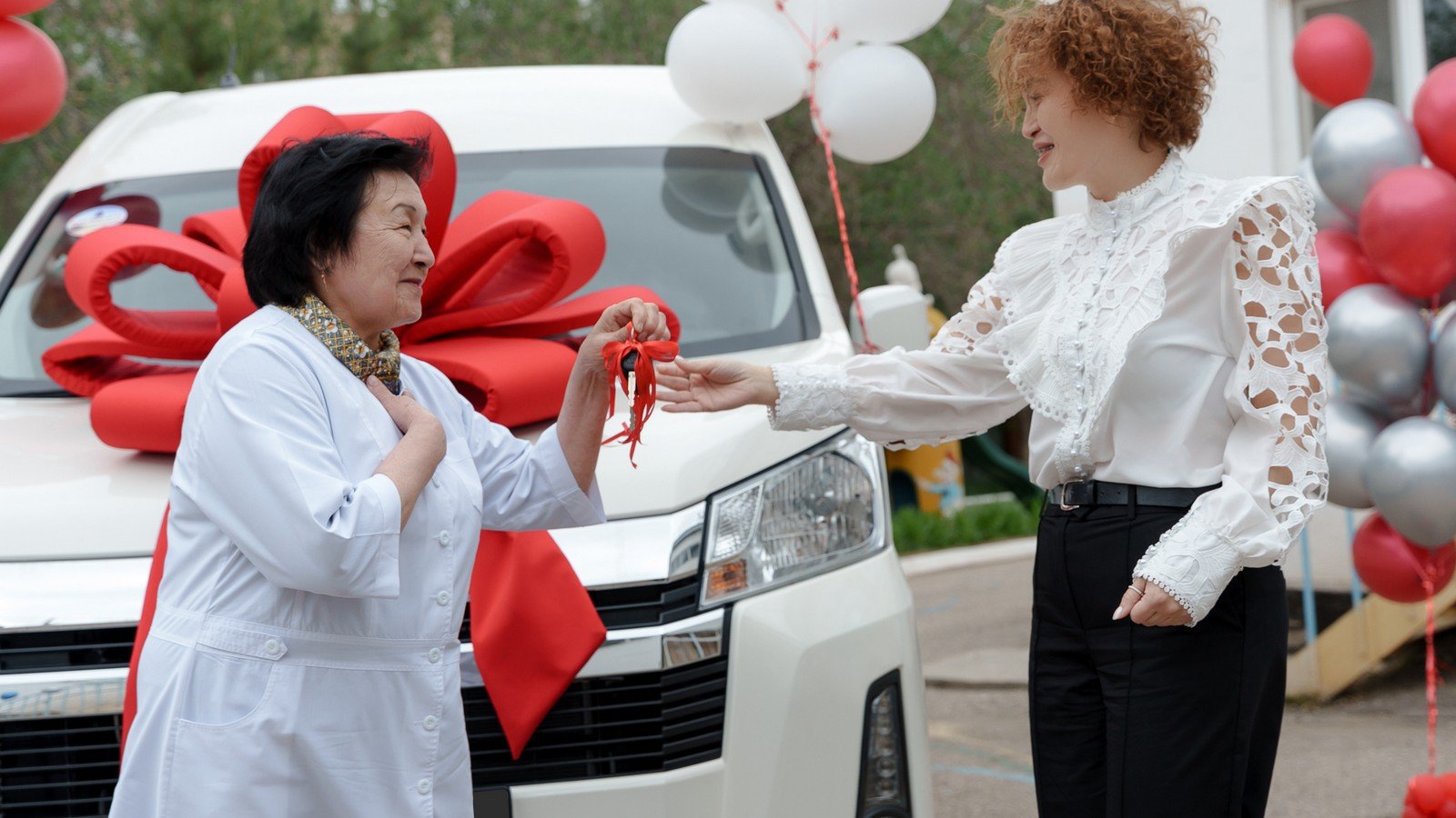 Toyota City Astana поддерживает детей: в «Үміт» появился новый микроавтобус